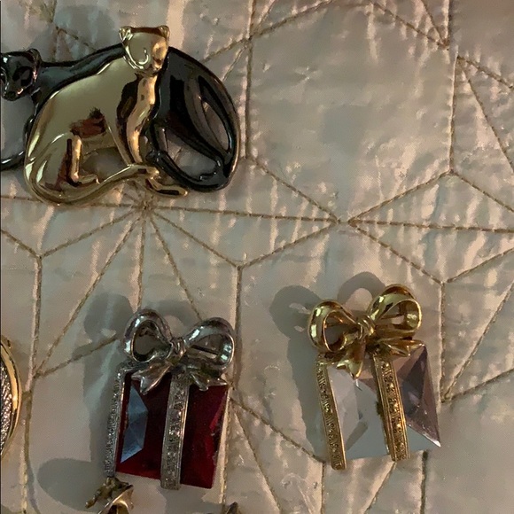 11 nice pins- cats- Christmas- hearts like new - Picture 3 of 4